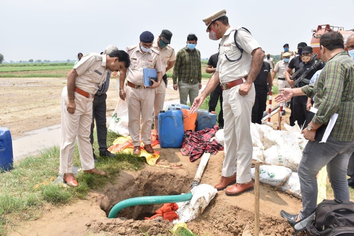 jhajjar bahadurgarh news,Seeing the patrol team, the oil thieves ran away leaving the drums and tools filled with diese