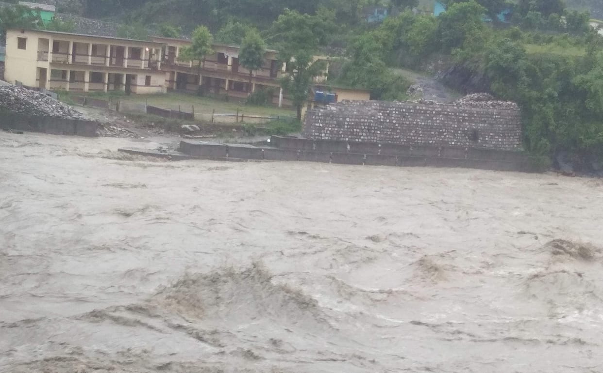 Erosion from Pindar river threatens the settlement