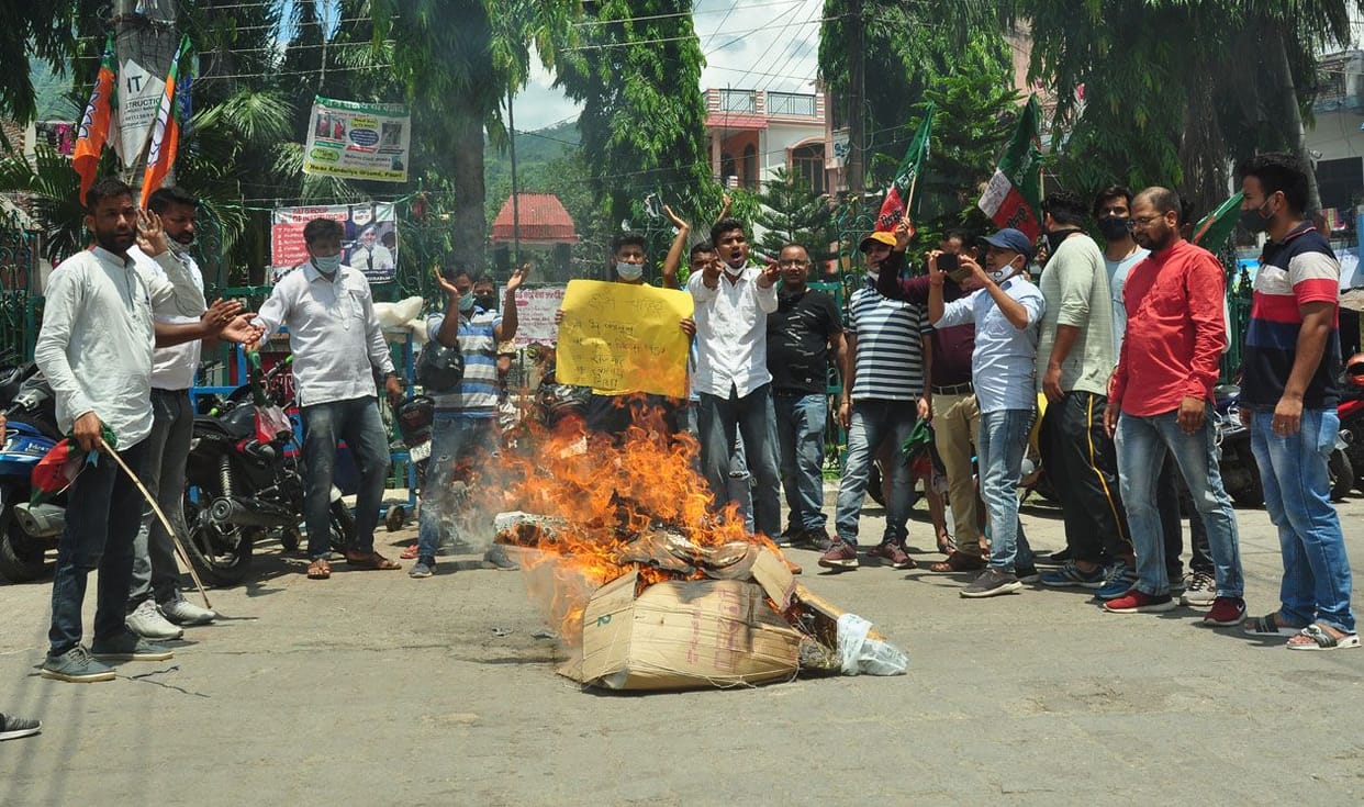 Ukrant workers burnt the effigy of the government