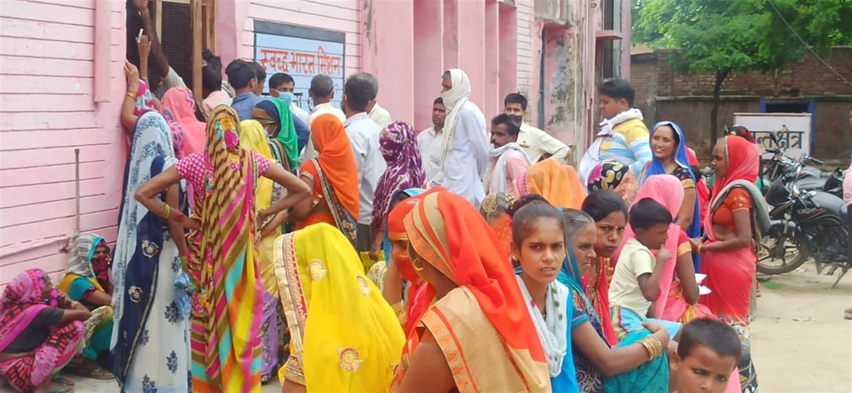 Hathras: People gathered to get anti-corona vaccine at CHC, 580 dosed