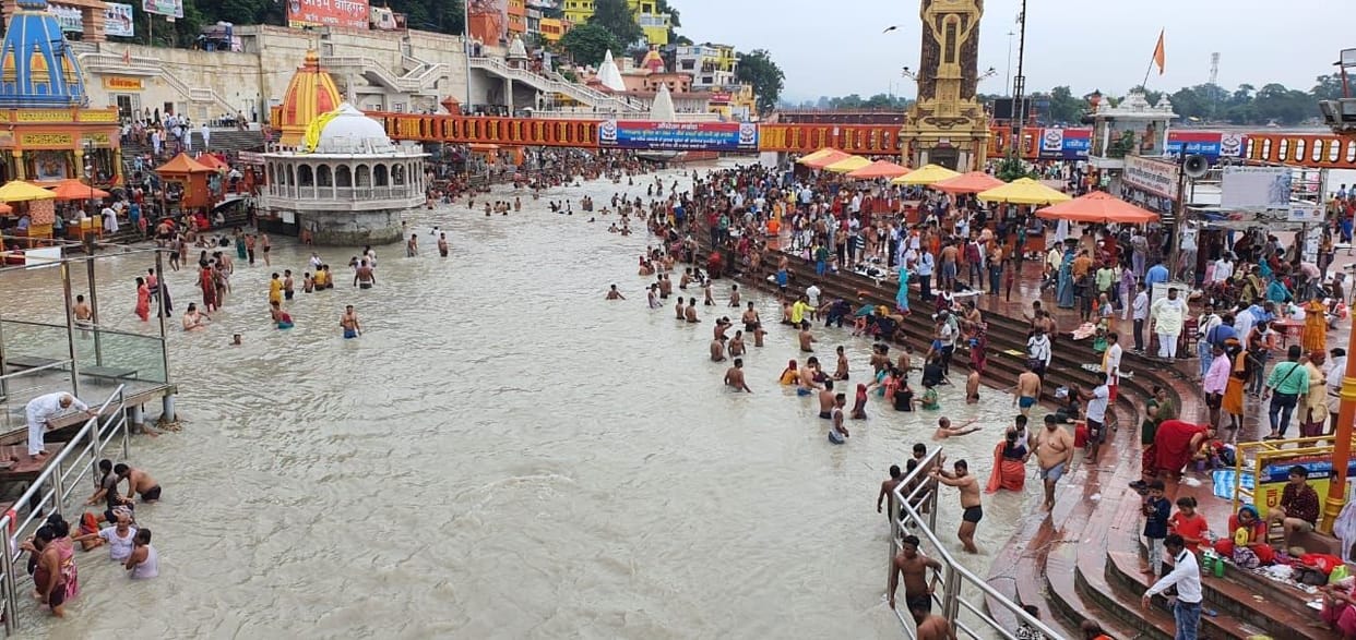 Thousands of devotees take a dip on Ekadashi bath