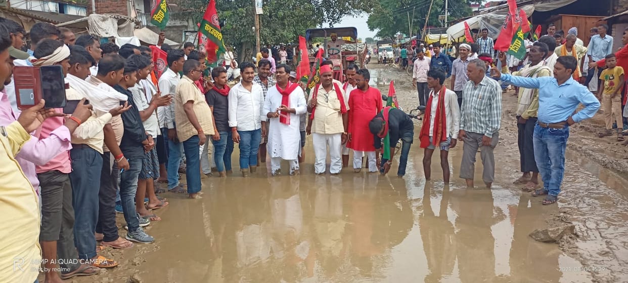 Together with the workers, the former MLA filled the potholes of the road
