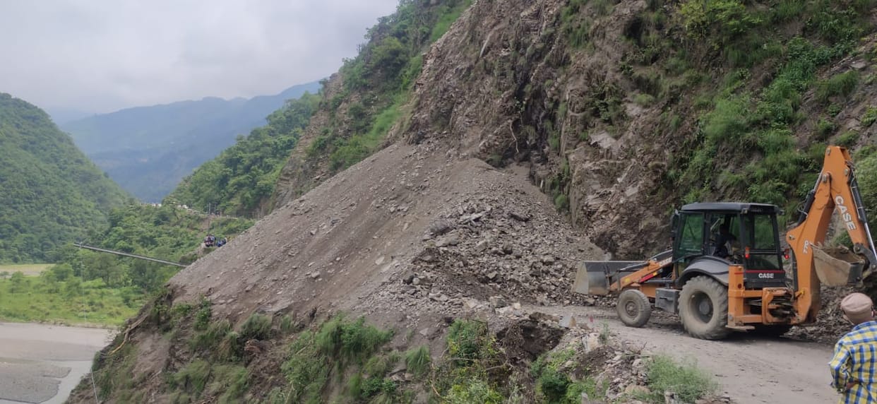 road block in sirmaur due to landslides