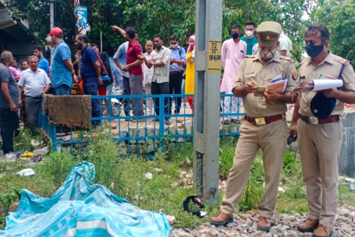 Meerut Businessman died due to hit by train after he was trying to cross under the closed gate