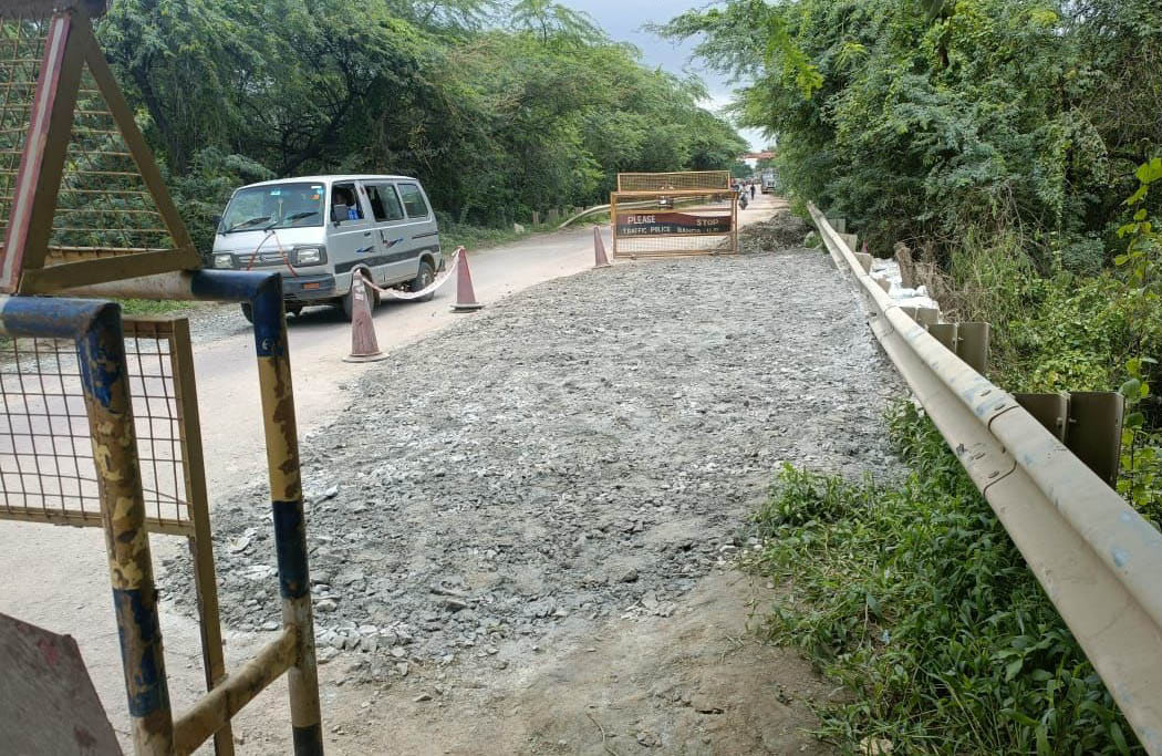 Mud-ballasted on the highway, the movement of small vehicles started