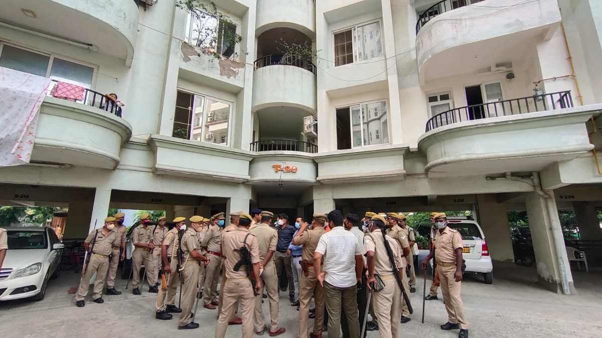 Ghazipur Police attached Mukhtar Ansari wife flat worth One crore rupees  in Lucknow
