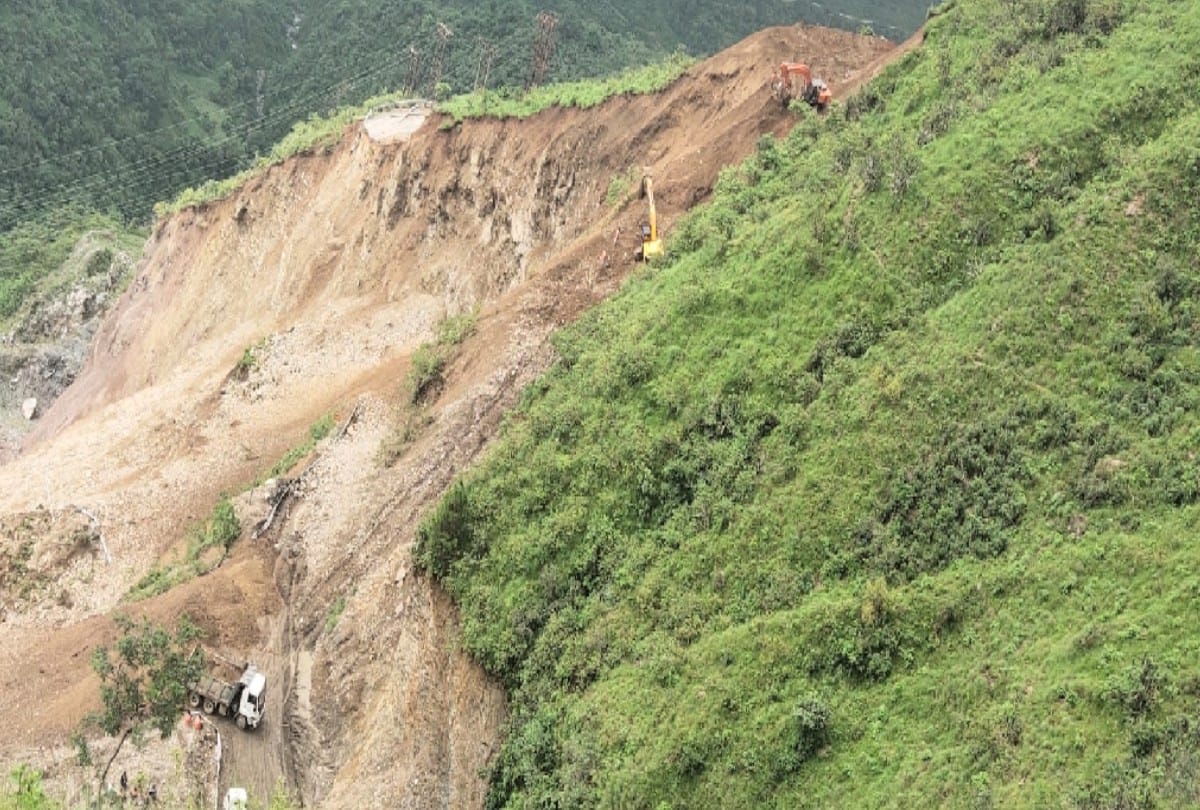 Paonta-Shilai National Highway was not restored even after six days, people walking for miles