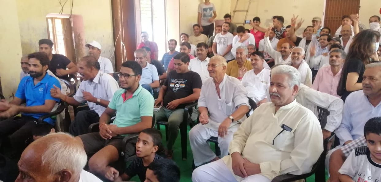The villagers jumped with joy with every bet of Ravi, said - now our village will shine