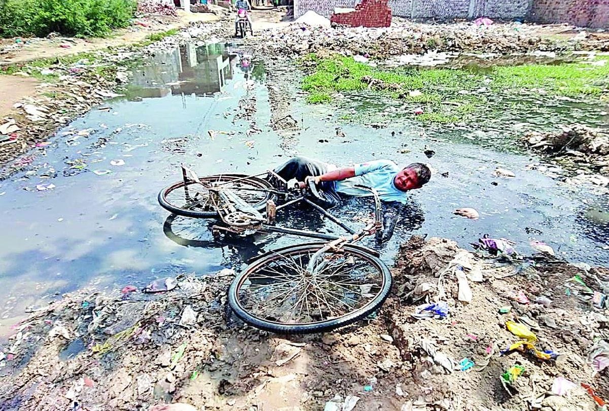 Dead bodies came out of the graves in Khawaspura after monsoon rain