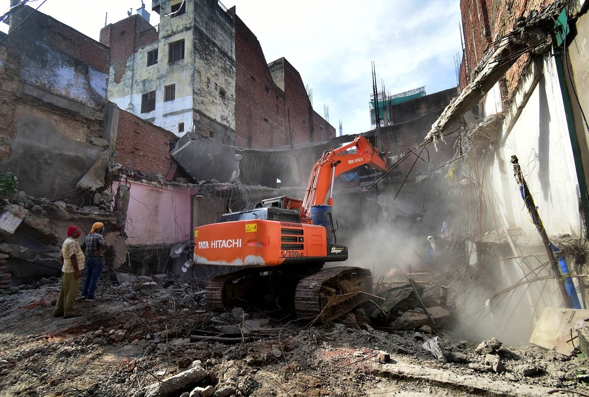 Prayagraj: PDA demolished the shopping complex built on the land of Imambara under the demolition drive