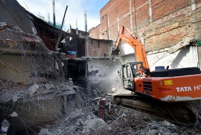 Prayagraj: PDA demolished the shopping complex built on the land of Imambara under the demolition drive