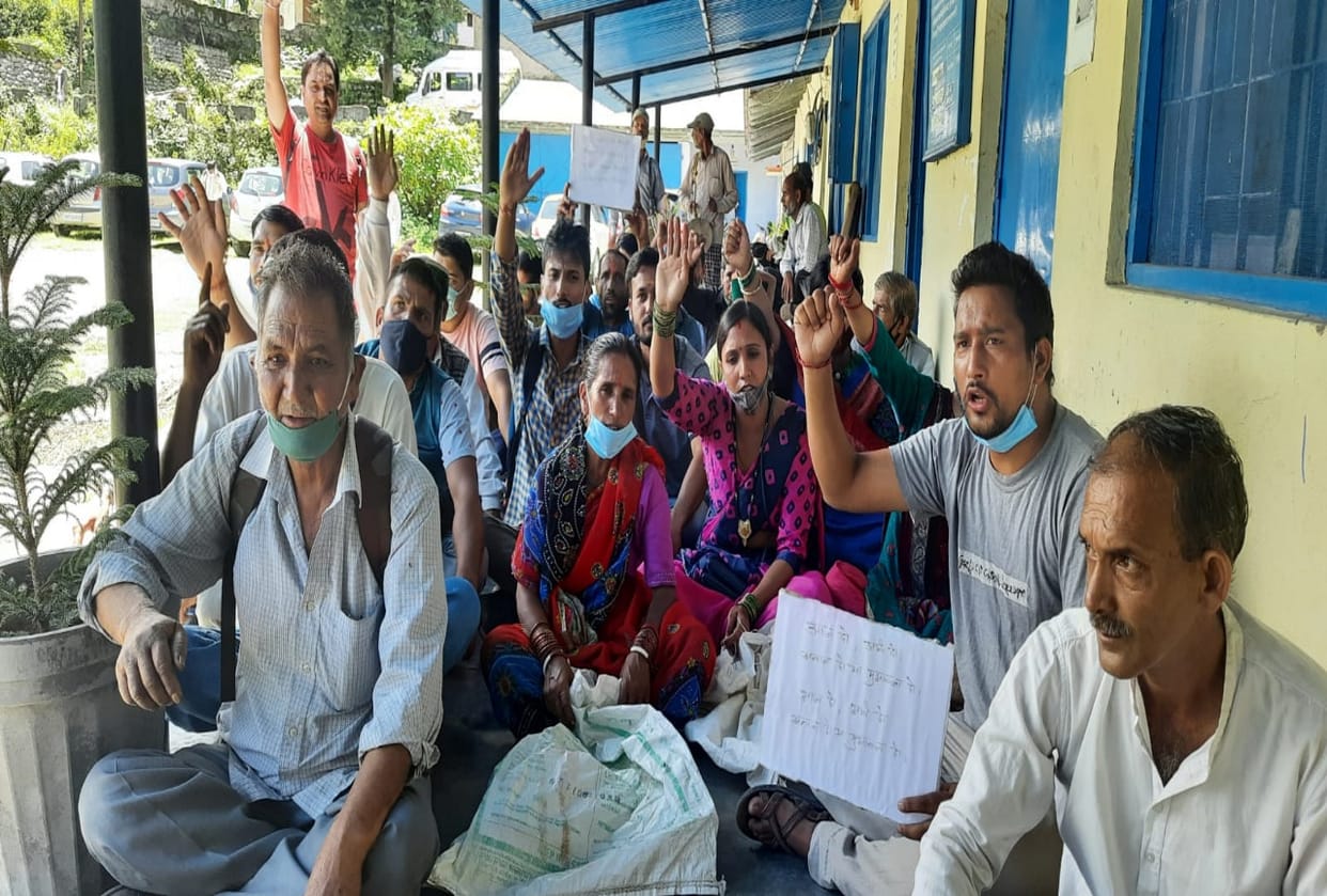 uttarkashi news : gyansu road affected protest with Dhol-Damaon for not getting compensation