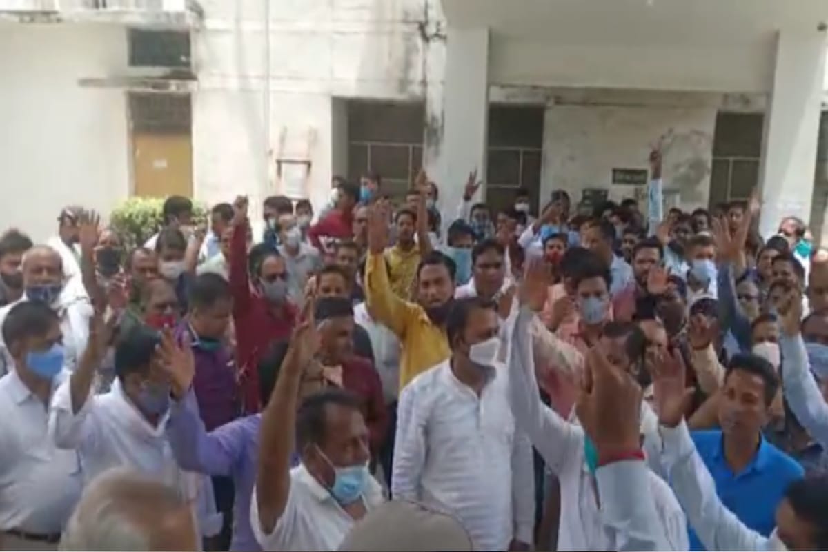 Meerut: Demonstration on Urja Bhavan regarding the reinstatement of fellow junior engineer