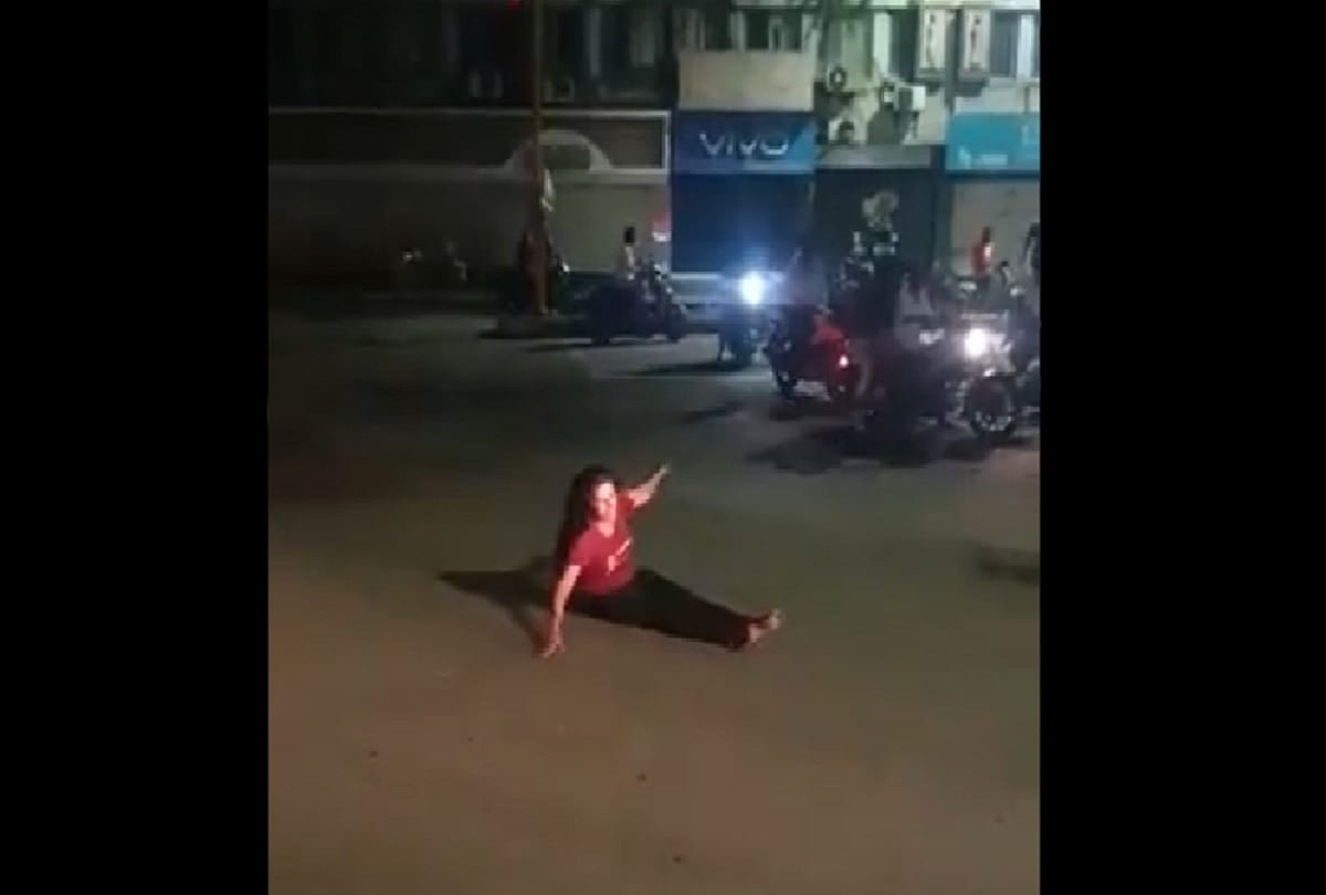 young womans midnight drama in Pune: Strange acts lying on the Tilak Road, watch video