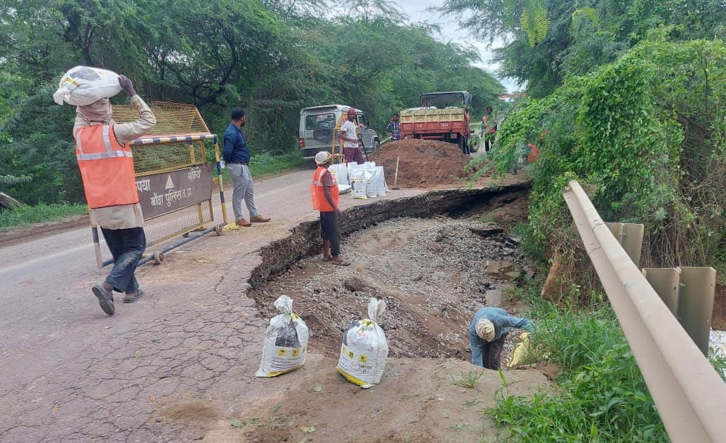 Repair of sunken part of Banda-Tanda highway started