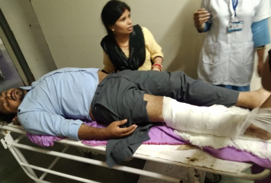 The passenger who got off the bus stuck in the jam broke the leg due to the pipe