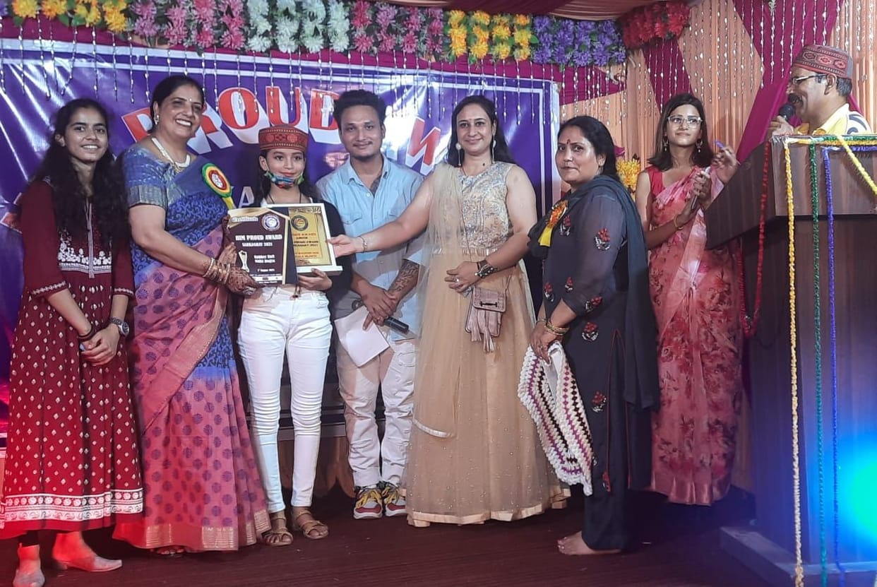Yoga girl Nidhi Dogra gets Him Proud Award