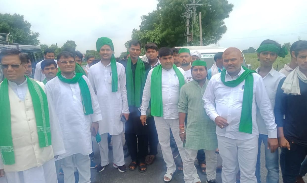 Farmer leaders of the district stopped at Kasganj border