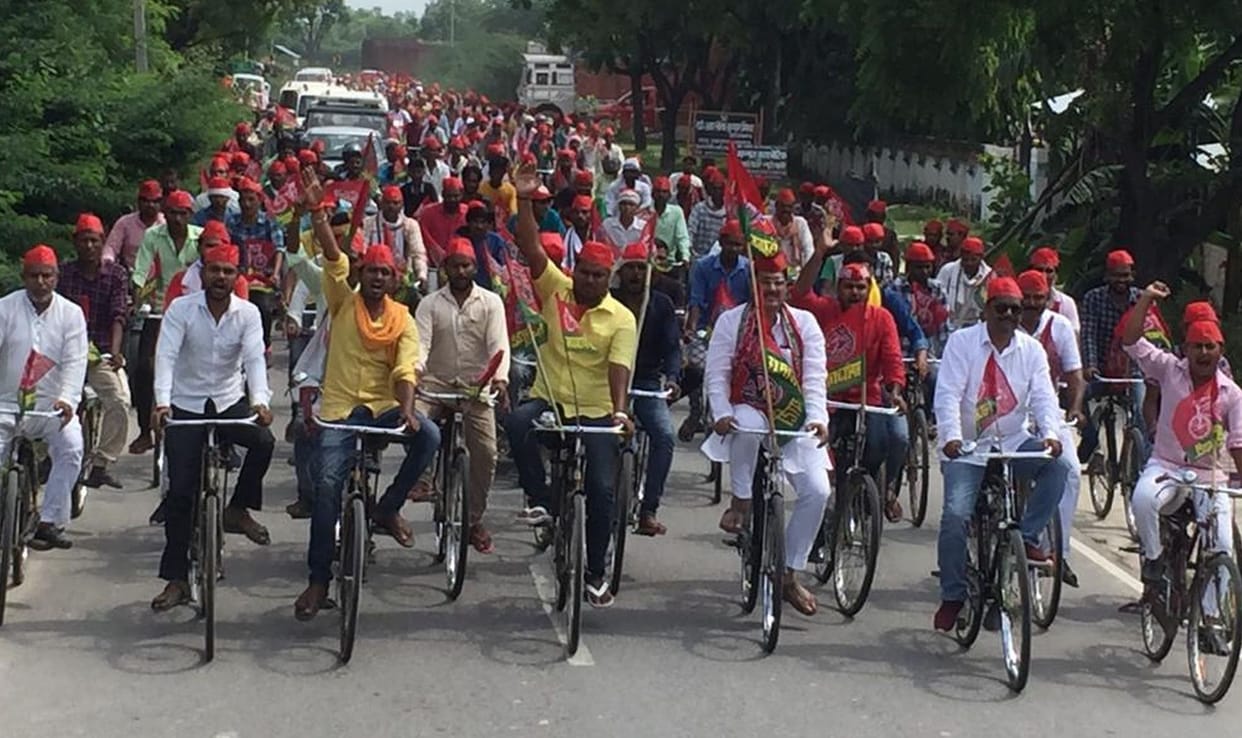 samajwadi party workers organised cycle rally against infaltion and corruption