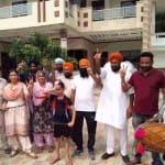 विजयी चिह्न दिखाते सिमरनजीत सिंह के घरवाले।