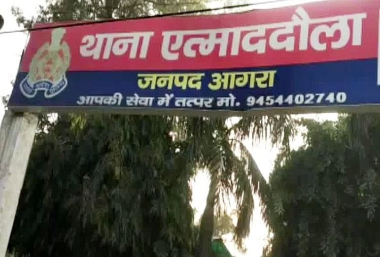 Agra: मंदिर में भगवान राधाकृष्ण की मूर्ति की खंडित, युवक सीसीटीवी कैमरे में कैद; लोगों देखा तो किया हंगामा