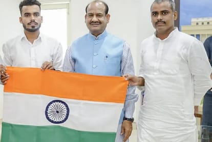 लोकसभा अध्यक्ष ओम बिरला ने पर्वतारोही नीतीश सिंह को राष्ट्रीय ध्वज सौंपकर शुभकामनाएं दीं।