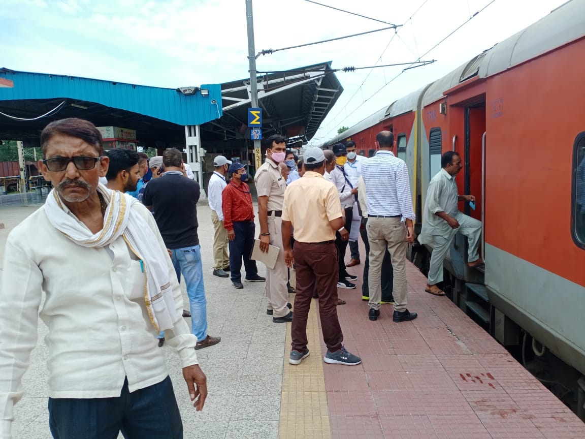 passengers created ruckus in ddu junction when Sampark Kranti Express AC not working