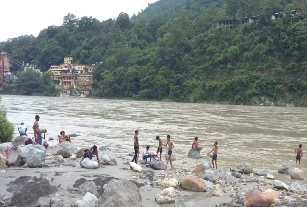 Rishikesh News Tourists are risking their lives to bathe on Goa beach