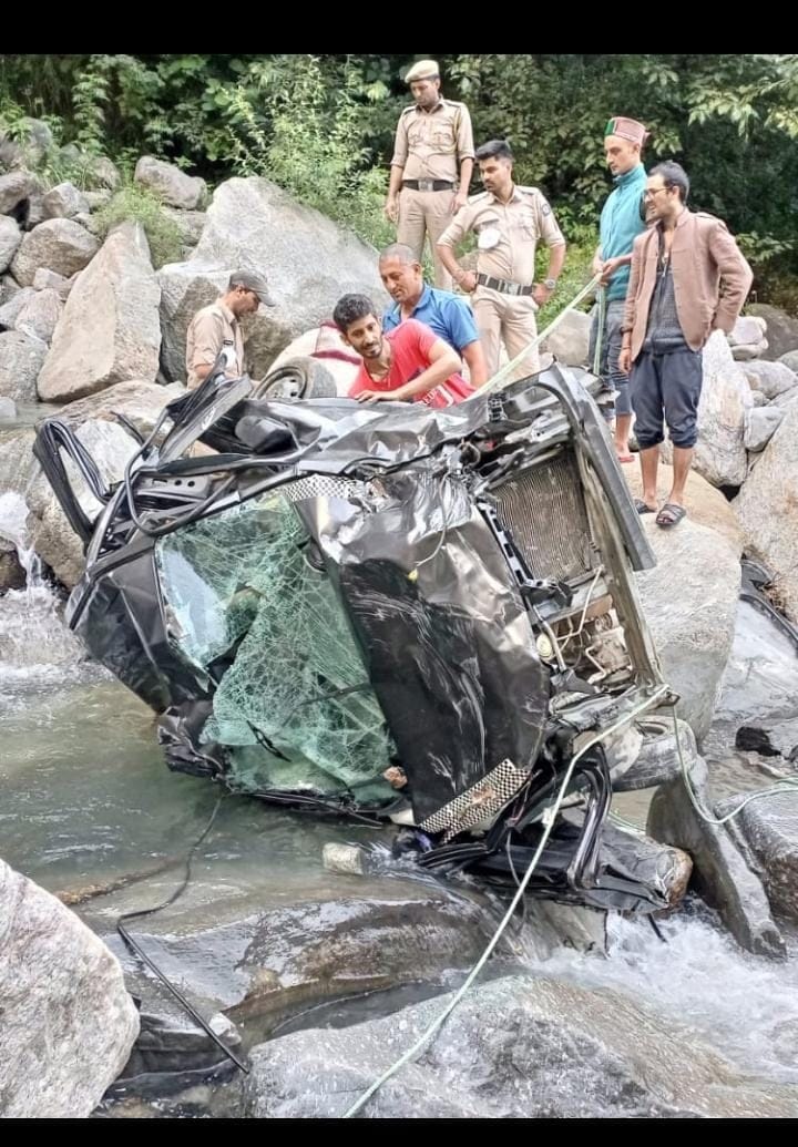 homegaurd died  in car accident near miru kinnaur