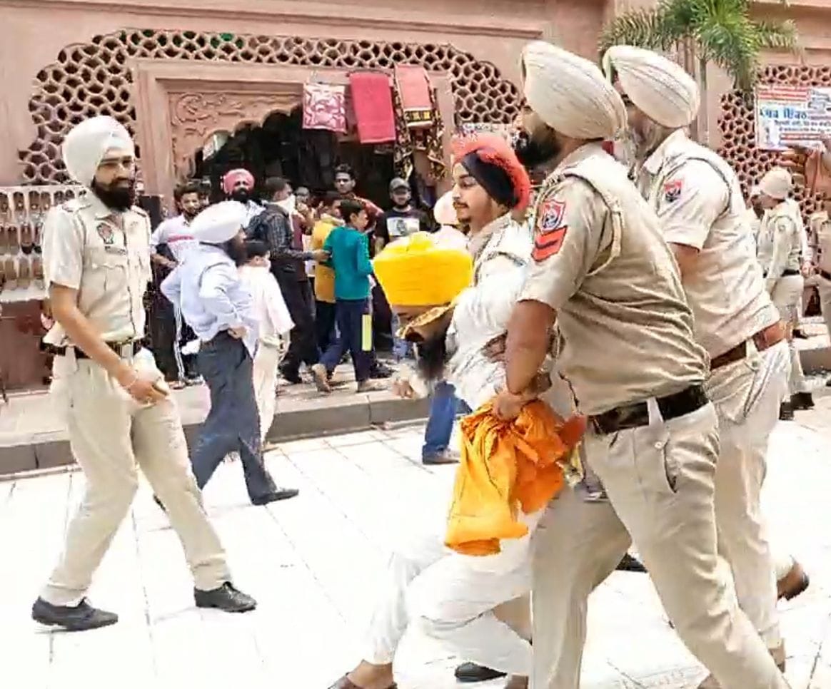 Going to protest, the leader of the Sikh jathebandi arrested