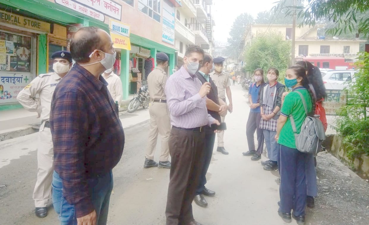 Invoices of 12 people roaming without masks in Banikhet