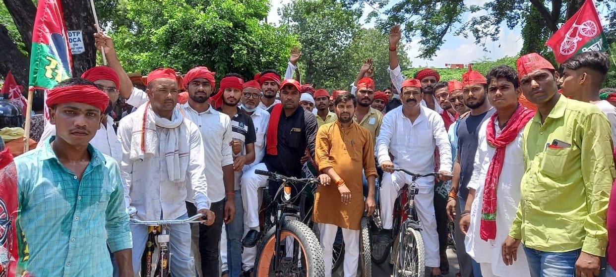 The spies took out a cycle rally, shouted slogans against the state government