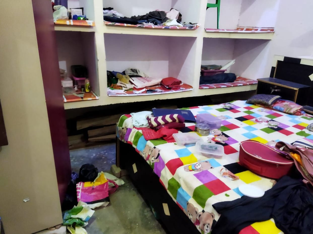 Cash and jewelery worth lakhs stolen from contractor's house