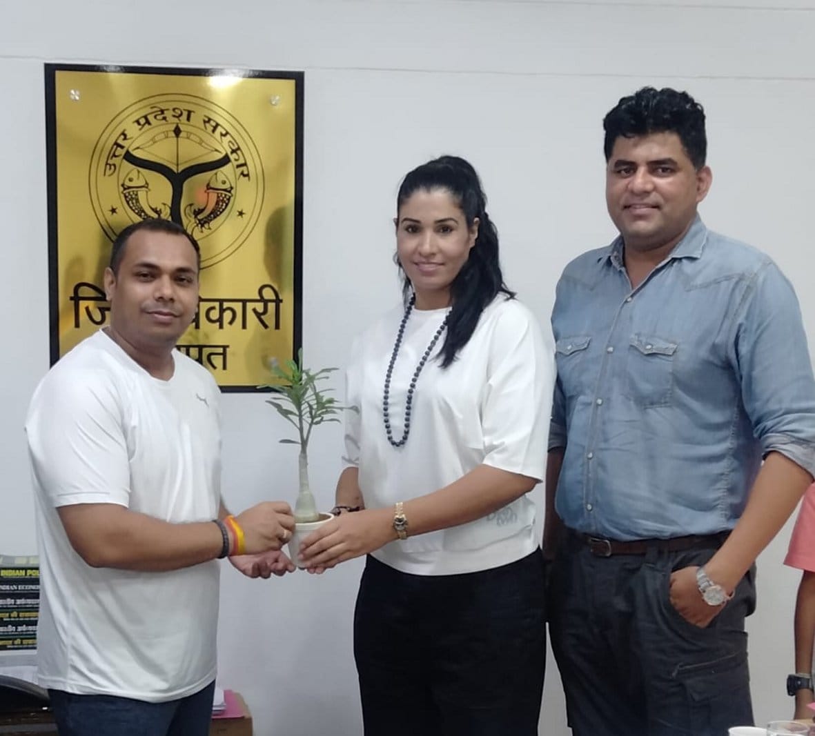 Wrestler Kavita Dalal presented a plant to the DM
