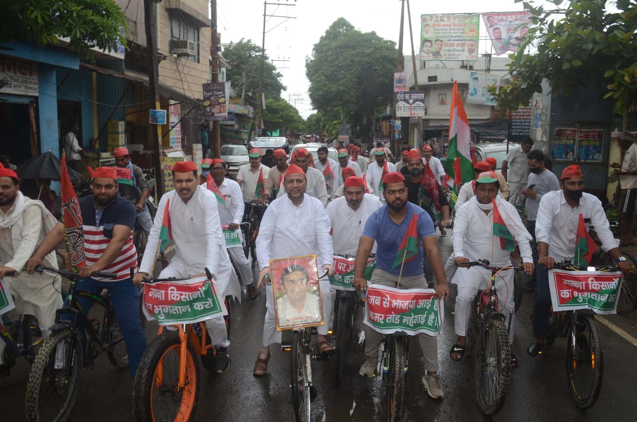 SP workers took out cycle sandesh yatra