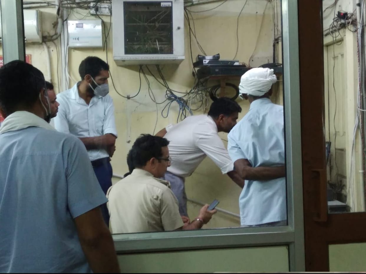 Youth absconding after snatching a bag full of 50 thousand of ex-serviceman