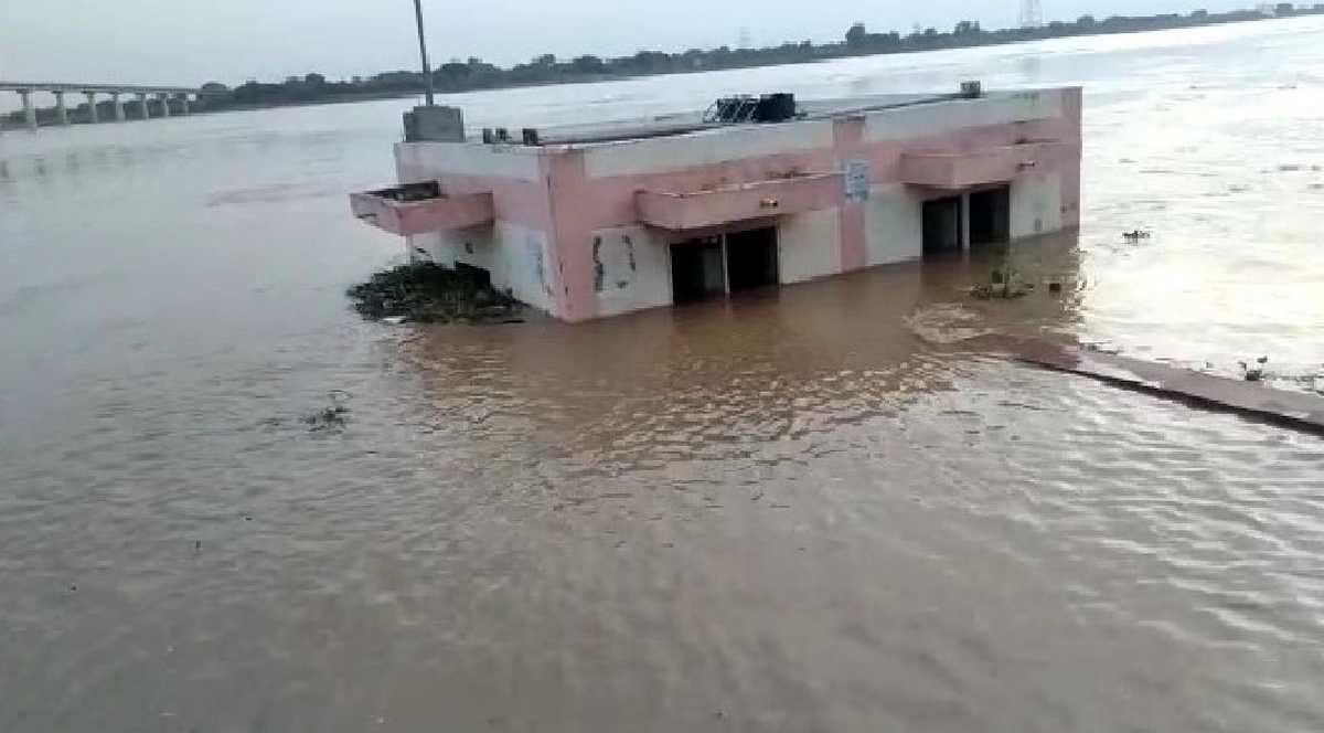 Chandauli ganga water level rising crematorium submerged 