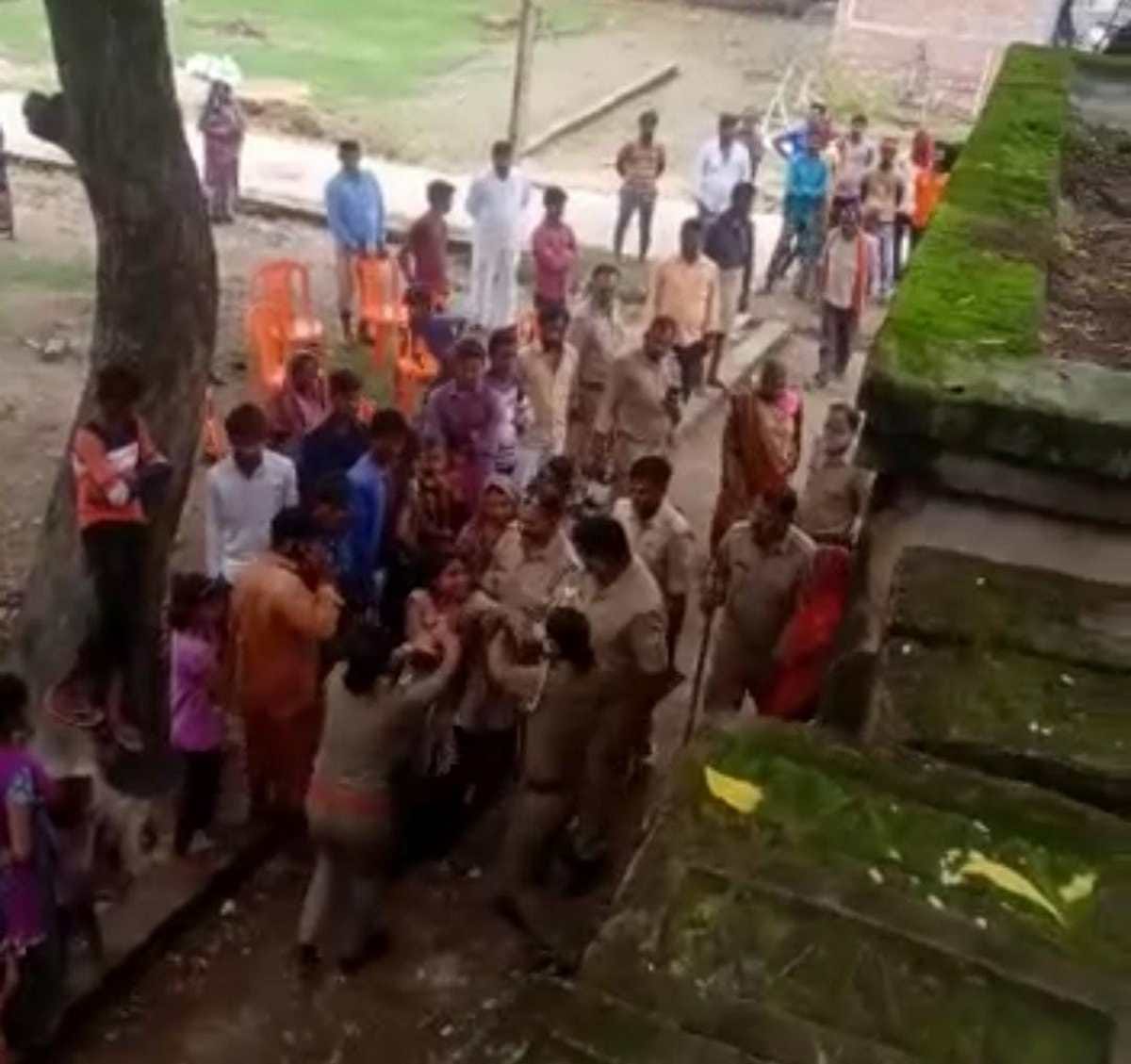 UP Police beat woman and abusing her kept her sitting in police station with Divyang daughter video viral in chandauli