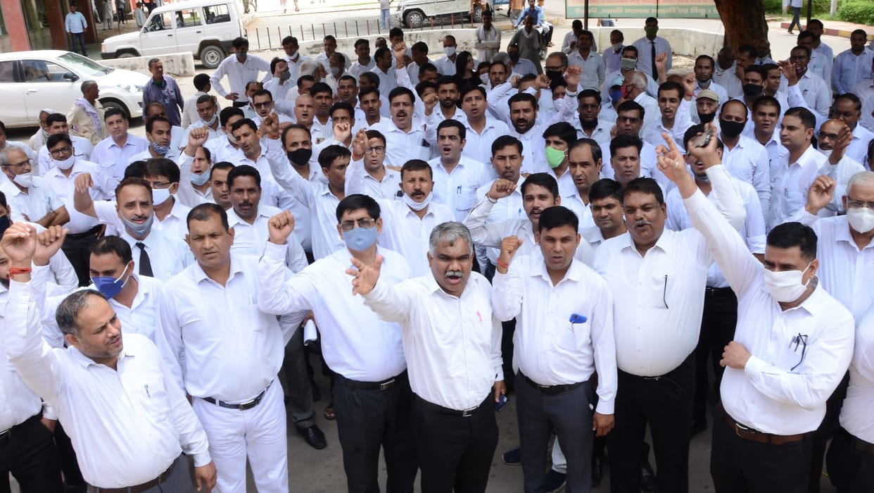 80 year old woman blame proviso on 70 year old advocate, bar association protest case against advocate