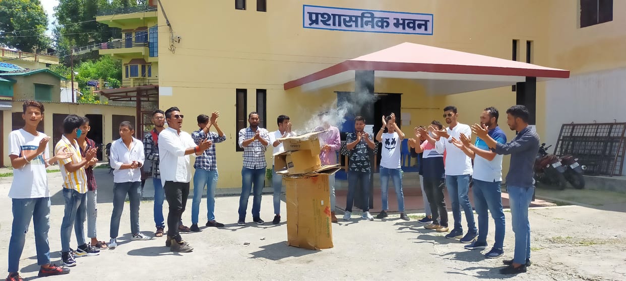 NSUI burns the effigy of SSJ Vice Chancellor