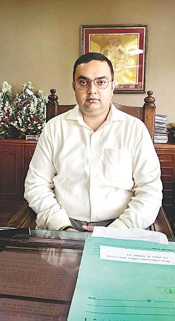 Lda Vc reach atrandom in parijat apartment