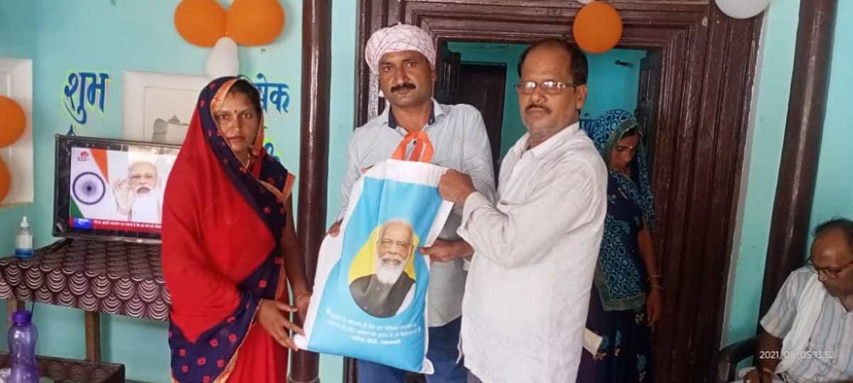 PM modi launched Annotsav program Food distributed to beneficiaries at quota shops in villages Ghazipur