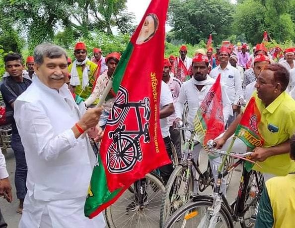 Taking out the cycle yatra, the people shouted against the government