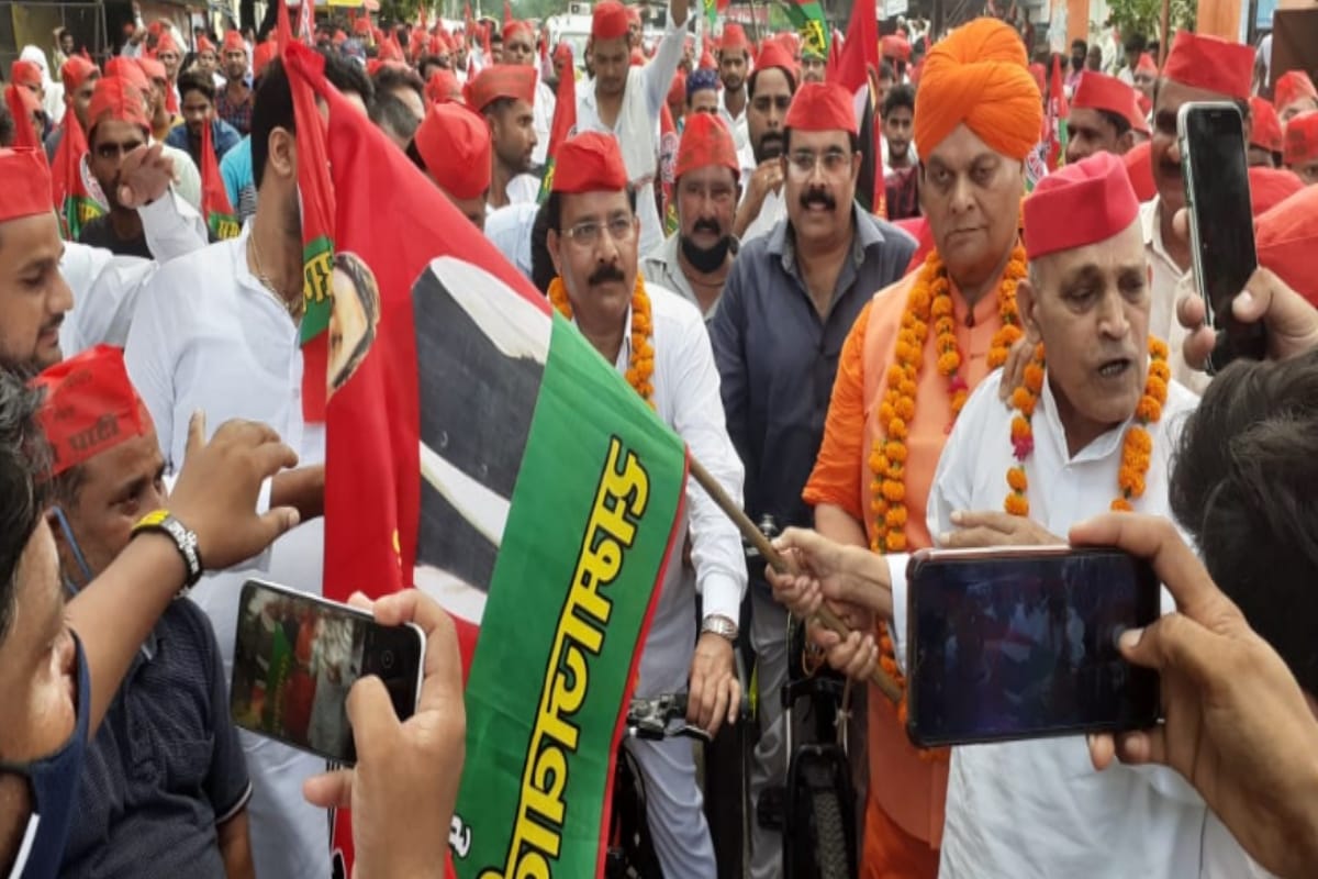 samajwadi party cycle yatra : Former minister Swami Omvesh flagged off from party office in Meerut