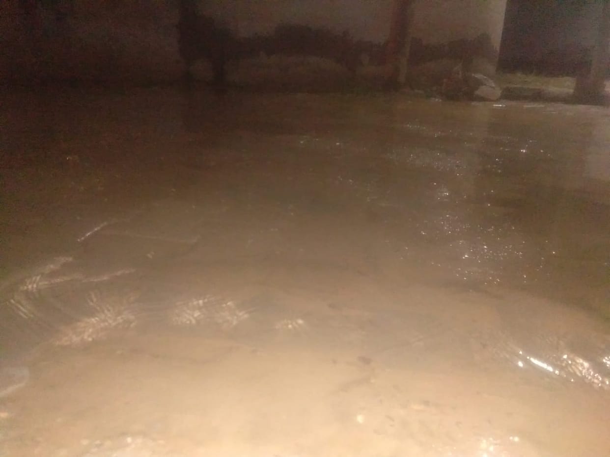 Jaunpur: Drinking water pipe damaged, water crisis in four and a half hundred houses