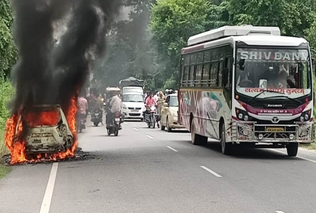 massive fire on running car in Kushinagar