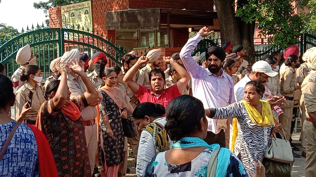 Clothes torn in scuffle, turban came off, temporary teachers did not allow office to open even in rain