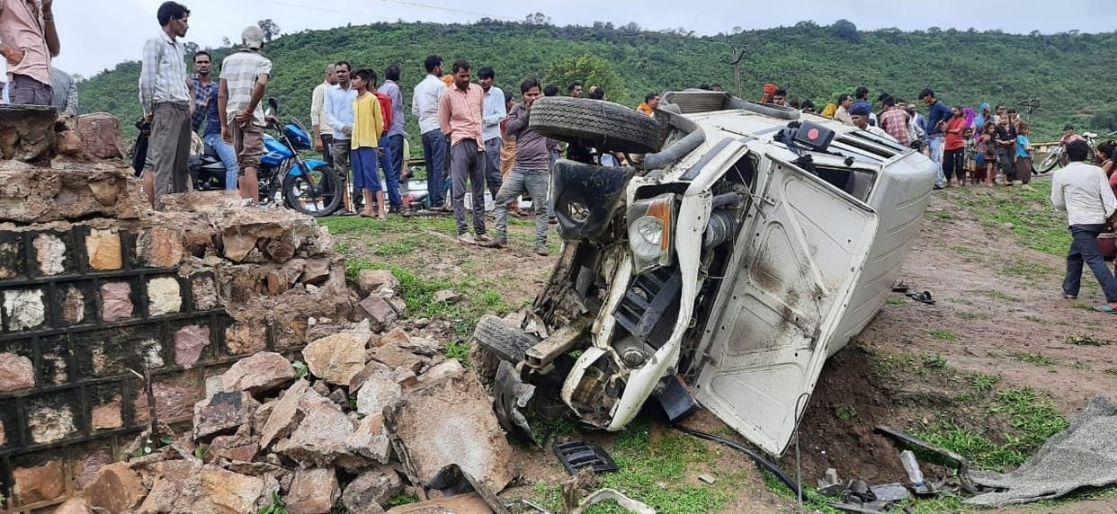 bolero crashed to bridge, four injured
