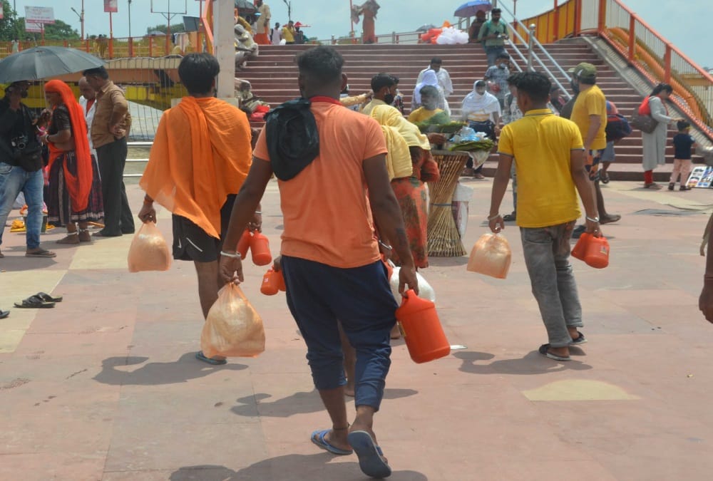 Haridwar News: Kanwariya Took gangajal from Har Ki pauri for shivratri even ban on yatra photos
