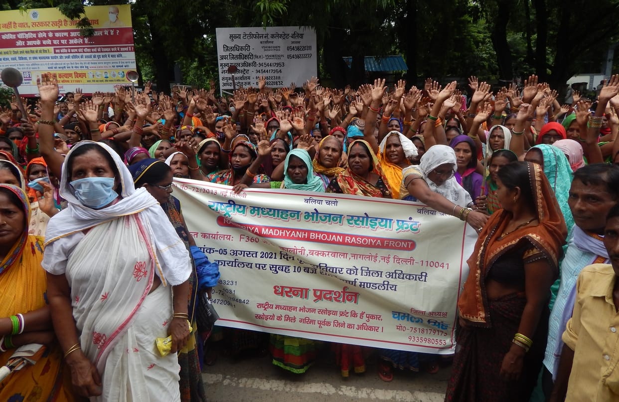 The cooks staged a sit-in on the collectorate in ballia